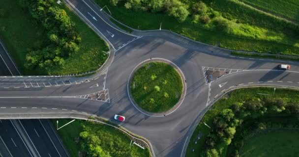Powietrza Roundabout Widok Góry Przejeżdżających Samochodów Tle Zielonych Pól Toru — Wideo stockowe