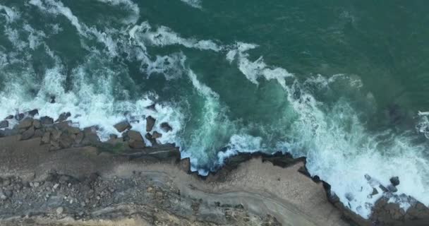 Portekiz Avrupa Daki Colares Kıyısındaki Uçurumların Üzerindeki Büyük Dalgaların Görüntüsü — Stok video
