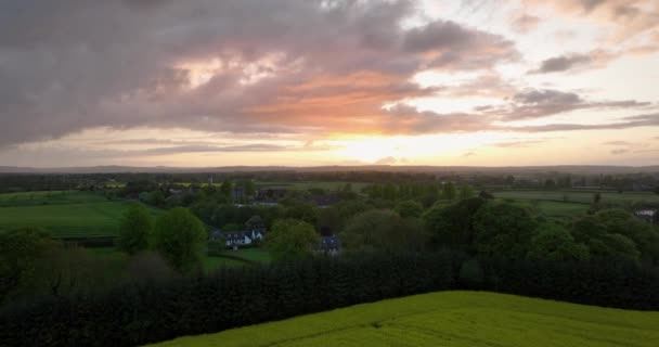 ドローンだ アイルランドの黄色と緑のフィールドの上に楽しい夕日 信じられないほどの日没5K — ストック動画