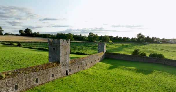 中世纪的防御墙 在绿地的背景下有塔楼 以绿地为背景的带有塔楼的中世纪防御墙Kells Priory Kilkenny Ireland — 图库视频影像