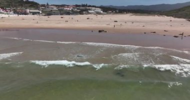 Atlantik Okyanusu 'ndan gelen dalgalı deniz manzaralı 5k hava manzaralı plajda beyaz dalgalar kırılıyor. Colares, Portekiz 2023 