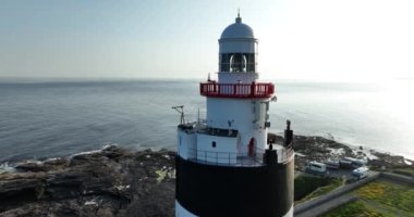 Hava 4k. Wexford County, İrlanda 'daki Kanca Yarımadası' nın ucundaki Hook Head 'deki deniz fenerinde. Dünyanın en eski deniz feneri 12. yüzyılda inşa edildi.