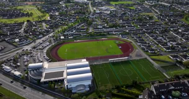 空中だ アイルランドの小さな町のサッカー場の上の円形飛行5Kの映像 — ストック動画