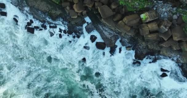 Letecký Pohled Shora Záběry Trubce Oceánu Modré Vlny Zlomit Vysoké — Stock video