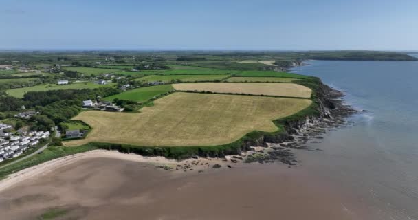 Orillas Rocosas Una Vista Costa Pueblo Duncannon Sureste Irlanda Playa — Vídeo de stock