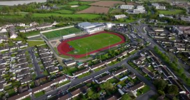 Havadan. Sportif bir ulus. Stadyum okula bağlı. İrlanda 'da küçük bir kasabadaki futbol sahasının üzerinde daire şeklinde bir uçuş. 5 km' lik bir görüntü.