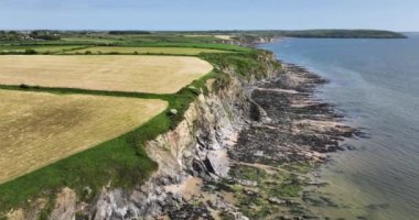 Kayalık kıyılar. Atlantik kıyı şeridinin manzaraları. Vahşi sahil. Kelt Denizi 'nin suları. Cape Hook yarımadasında güzel noktalar var. 4k