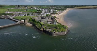 İrlanda 'daki tarihi Duncannon Kalesi' nin havadan görünüşü. Duncannon, İrlanda 'nın Wexford eyaletinin güneybatısında bulunan eşsiz bir sahil köyüdür. Yüksek kalite 5 bin.