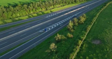 Havadan. Çevre yolunda yeşil tarlaların arasından geçen arabaların görüntüsü. İrlanda 2023 Yüksek kaliteli görüntüler 5k