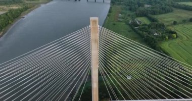 Havadan. Kamera Thomas Francis Meagher Köprüsü 'nden uzaklaşıyor. Tipperary ilçesi, İrlanda. İrlanda köprüsü. Yol boyunca giden arabalar. Sis. Suir Nehri üzerinde kablo destekli köprü