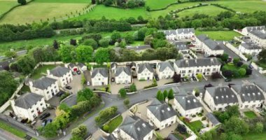 Kilkenny 'deki güzel beyaz apartman bloklarının olduğu iki katlı güzel şehir manzarası. Yüksek kalite 4k görüntü