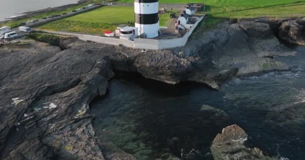 Panorama Útesů Majáku Hook Lighthouse Nachází Ostrově Hook Head Vrcholu — Stock video