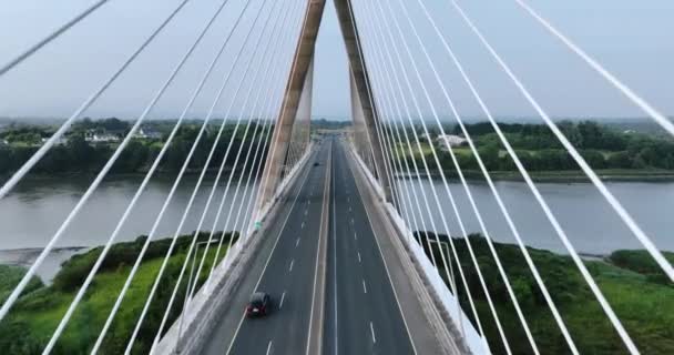 Воздушное Видео Моста Томаса Фрэнсиса Мегера Вдохновляющий Беспилотный Полет Через — стоковое видео