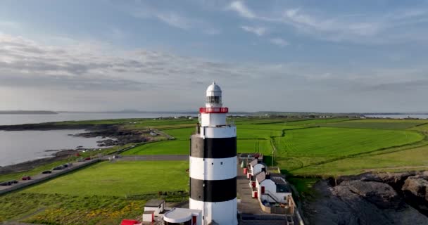 Aéreo Farol Mais Antigo Mundo Contra Pôr Sol Hook Lighthouse — Vídeo de Stock