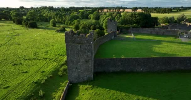 Aerial Circular Panoramic View Medieval Defensive Wall Towers Green Fields — Stock Video