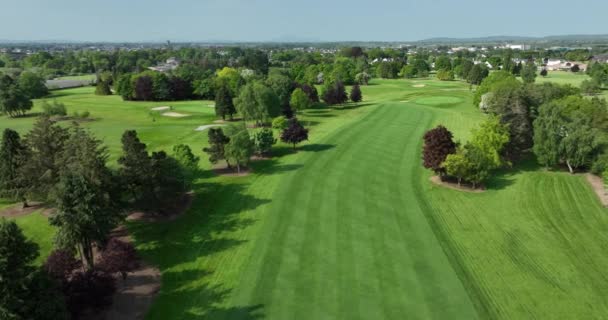 Setting Shot Drone Flies Golf Club Beautiful Golf Course Hills — Stock Video