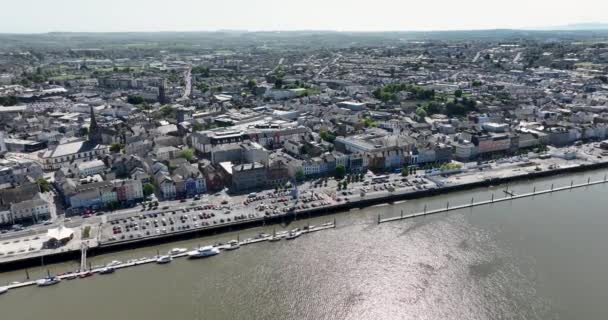エアリアル 美しいヨーロッパの街を飛び回る スエール川沿いの町で 大きなウォーターフロントと古い町がある ウォーターフォード アイルランド 高品質ショット — ストック動画