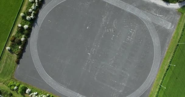 アウトドアスポーツスタジアムの走行トラックのドローンからの円形パノラマ 走るためのミニスポーツスタジアム 高品質の映像 — ストック動画