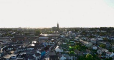 Havadan. Tramore 'daki Katolik Kilisesi, gün batımında. Yüksek kalite 4k görüntü