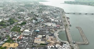 Havadan. Panoramik kuşlar, İrlanda 'nın sisli şehri Wexford' a bakıyor. Yüksek kalite 4k görüntü