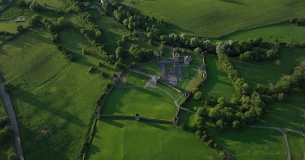 Powietrza Najlepszy Widok Starożytny Zamek Ustawiony Tle Zielonych Pól Klasztorze — Wideo stockowe