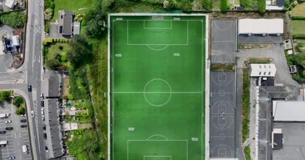 グリーンフットボールのパノラマビュー サッカーピッチ サッカー場 都市の真ん中に空のサッカー場 高品質の4K映像 — ストック動画
