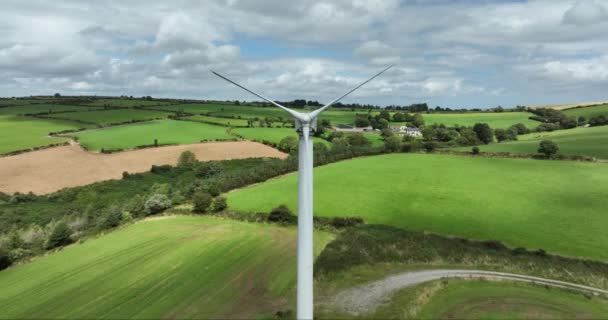 Letecký Větrný Mlýn Ostřím Proti Zeleným Polím Irském Zeleném Údolí — Stock video