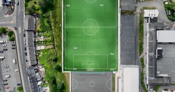 エアリアル サッカー場4Kのパノラマビュー サッカー場 都市の真ん中に空のサッカー場 高品質の4K映像 — ストック動画