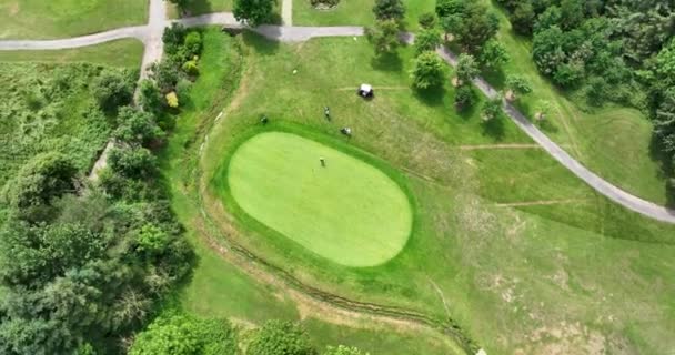 通缉令被飞越高尔夫球杆的无人机击中 一个美丽的高尔夫球场 有起伏的山丘 沙地和树木 爱尔兰 豪华高尔夫球场4K — 图库视频影像
