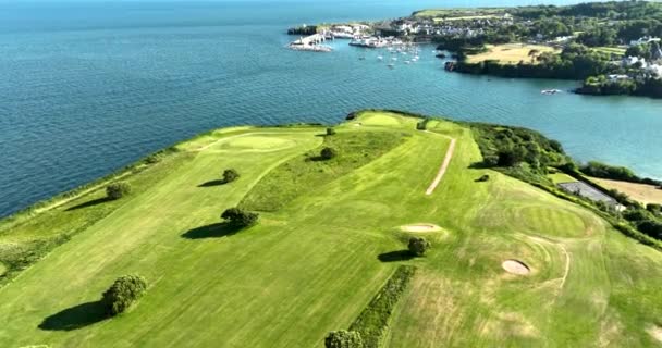 通缉令在靠近海洋的岩石悬崖上的高尔夫球场 东邓摩在爱尔兰沃特福德郡高质量的4K镜头 — 图库视频影像
