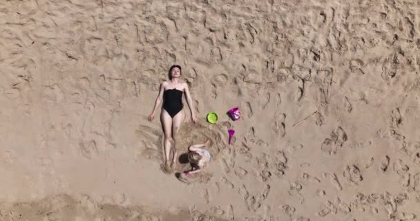 Aéreo Vista Superior Mãe Criança Relaxando Praia Mãe Banho Sol — Vídeo de Stock