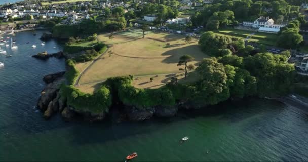 エアリアル 美しい丘陵公園とテニスコートで信じられないほどの海岸線 サンセット アイルランドのウォーターフォード郡のダンモア東部 高品質の4K映像 — ストック動画