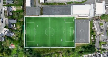 Yeşil futbol sahası, futbol sahası. Futbol sahasının yukarıdan görünüşü. Wexford 'da. İrlanda. Yüksek kalite 4k görüntü