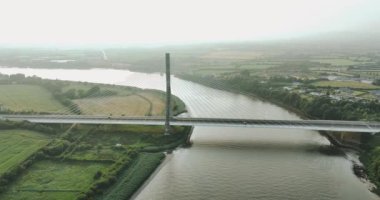 Thomas Francis Meagher Köprüsü 'nün havadan görüntüsü. County Tipperary, İrlanda. İlham verici İHA uçuşu. Sis. İrlanda 'da Suir Nehri üzerinde kablo destekli köprü. Yüksek kalite 4k görüntü