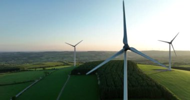 Havadan. Rüzgar türbinleri gün batımında duruyor. Rüzgâr türbinli bir çiftliğin havadan çekilmiş fotoğrafı. Temiz yenilenebilir enerji üretiliyor. Alternatif enerji. Kilkenny Ireland. Yüksek kalite 4k görüntü