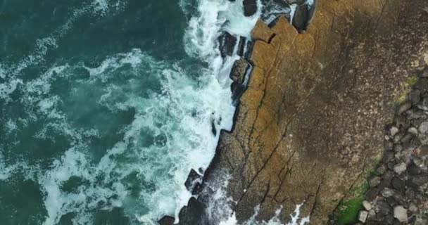 Letecký Kružnice Vlny Atlantského Oceánu Narážejí Útesy Pohled Atlantický Oceán — Stock video