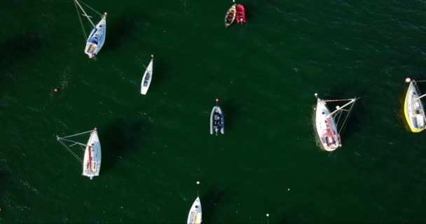 Antenne Unglaubliche Küste Mit Schönen Häusern Und Fischerbooten Der Felsigen — Stockvideo