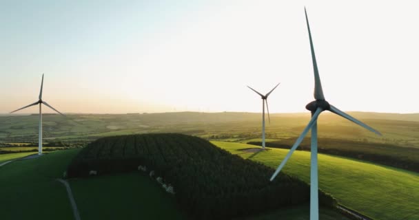 夕阳西下的风力涡轮机 一张有风力涡轮机的农场的空中照片 生产清洁的可再生能源 替代能源 基尔肯尼爱尔兰 高质量的4K镜头 — 图库视频影像