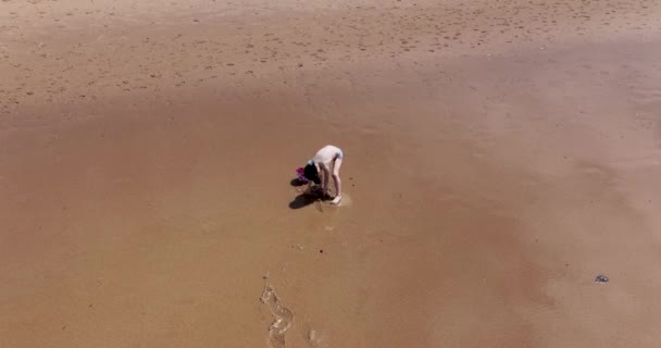 Antenne Ein Kleines Mädchen Sammelt Nassen Sand Einem Eimer Strand — Stockvideo