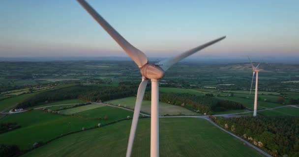 大規模な風車は 評判の低下を背景にしています 風力タービンが付いている農場の航空写真 クリーンな再生可能エネルギーを生み出しています 代替エネルギーについて 4K映像について — ストック動画