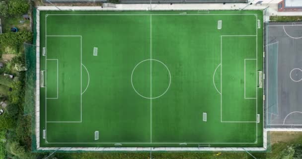 グリーンフットボール サッカーピッチの空中ビュー 緑色のサッカー場の上下ビュー 上昇するフライト 高品質の4K映像 — ストック動画