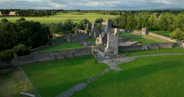 Aerial Latanie Nad Zrujnowanym Średniowiecznym Zamkiem Zachodzie Słońca Irlandii Wysokiej — Wideo stockowe