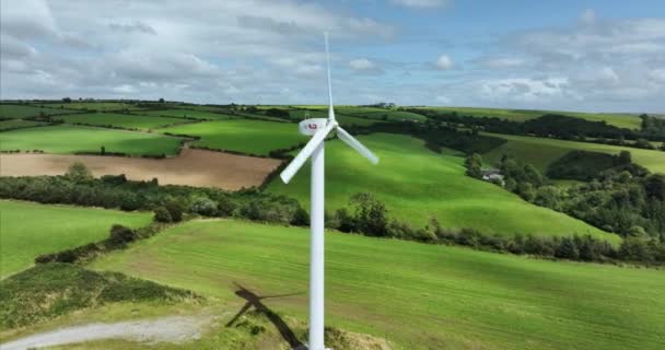 Aéreo Circular Moinho Vento Com Lâminas Contra Campos Verdes Irlanda — Vídeo de Stock