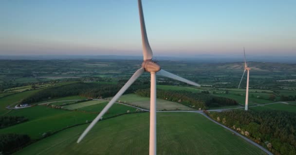 Luchtfoto Enorme Windmolens Tegen Een Achtergrond Van Groene Weiden Luchtfoto — Stockvideo