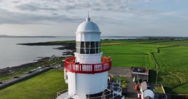 Havadan. Kapatın. Hook Lighthouse, Wexford County, İrlanda 'daki Kanca Yarımadası' nın ucunda yer alıyor. Mevcut yapı 800 yıldan fazladır ayakta duruyor.