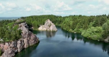 Havadan. Barntown, Wexford, İrlanda 'daki taş ocağı ve kozalaklı ormanın inanılmaz manzarası. Yüksek kalite 4k görüntü
