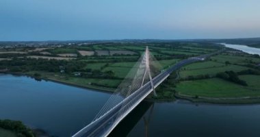 Thomas Francis Meagher Köprüsü 'nün havadan görüntüsü. County Tipperary, İrlanda. İlham verici İHA uçuşu. Sis. İrlanda 'da Suir Nehri üzerinde kablo destekli köprü. Waterford. 4k görüntü