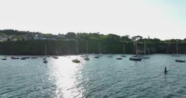 Havadan. Güzel evleri ve kayalık kıyı şeridinde balıkçı tekneleri olan inanılmaz bir sahil şeridi. Gün batımı. Dunmore East County Waterford, İrlanda 'da. Yüksek kalite 4k görüntü
