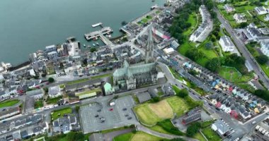 Havadan. Eski şehrin güzel manzarası. Cobh Town Şirketi, İrlanda. Yüksek kalite 4k görüntü
