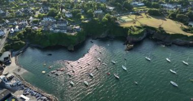 Havadan. Güzel evleri ve kayalık kıyı şeridinde balıkçı tekneleri olan inanılmaz bir sahil şeridi. Gün batımı. Dunmore East County Waterford, İrlanda 'da. Yüksek kalite 4k görüntü